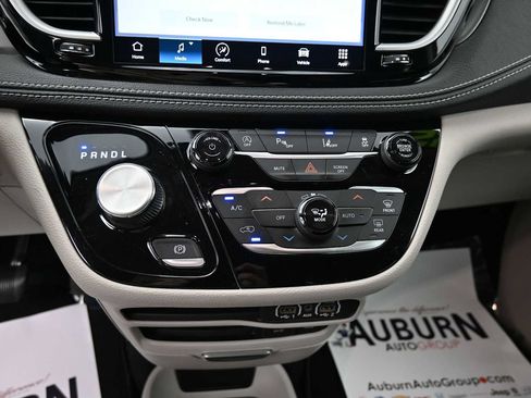 Used 2022 Chrysler Pacifica Touring-L FWD image 9
