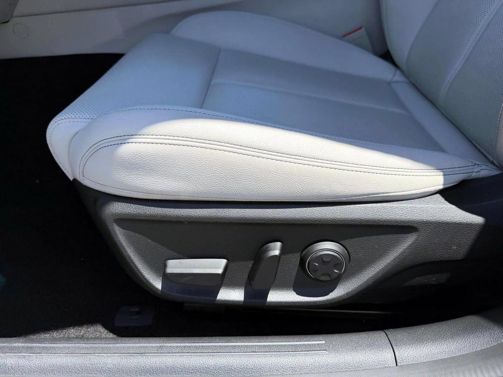 Certified 2025 Genesis G70 2.5T AWD/4WD image 21
