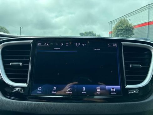 Used 2023 Chrysler Pacifica Touring-L FWD image 27