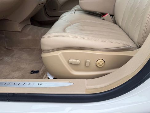 Used 2011 Buick Lucerne CXL image 21