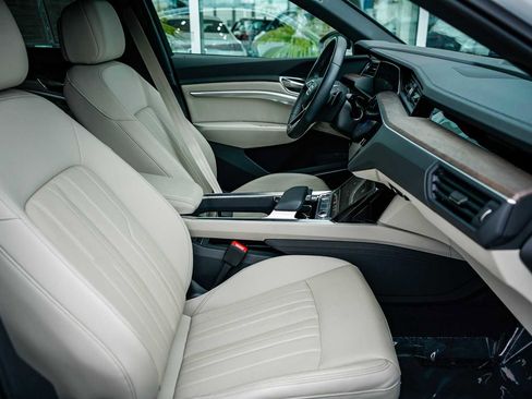 Used 2024 Audi Q8 e-tron Premium Plus w/ Premium Plus Package image 15