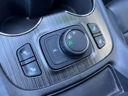 Used 2023 GMC Acadia SLT image 40