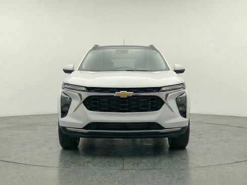 Used 2025 Chevrolet Trax LT w/ LT Convenience Package FWD image 2