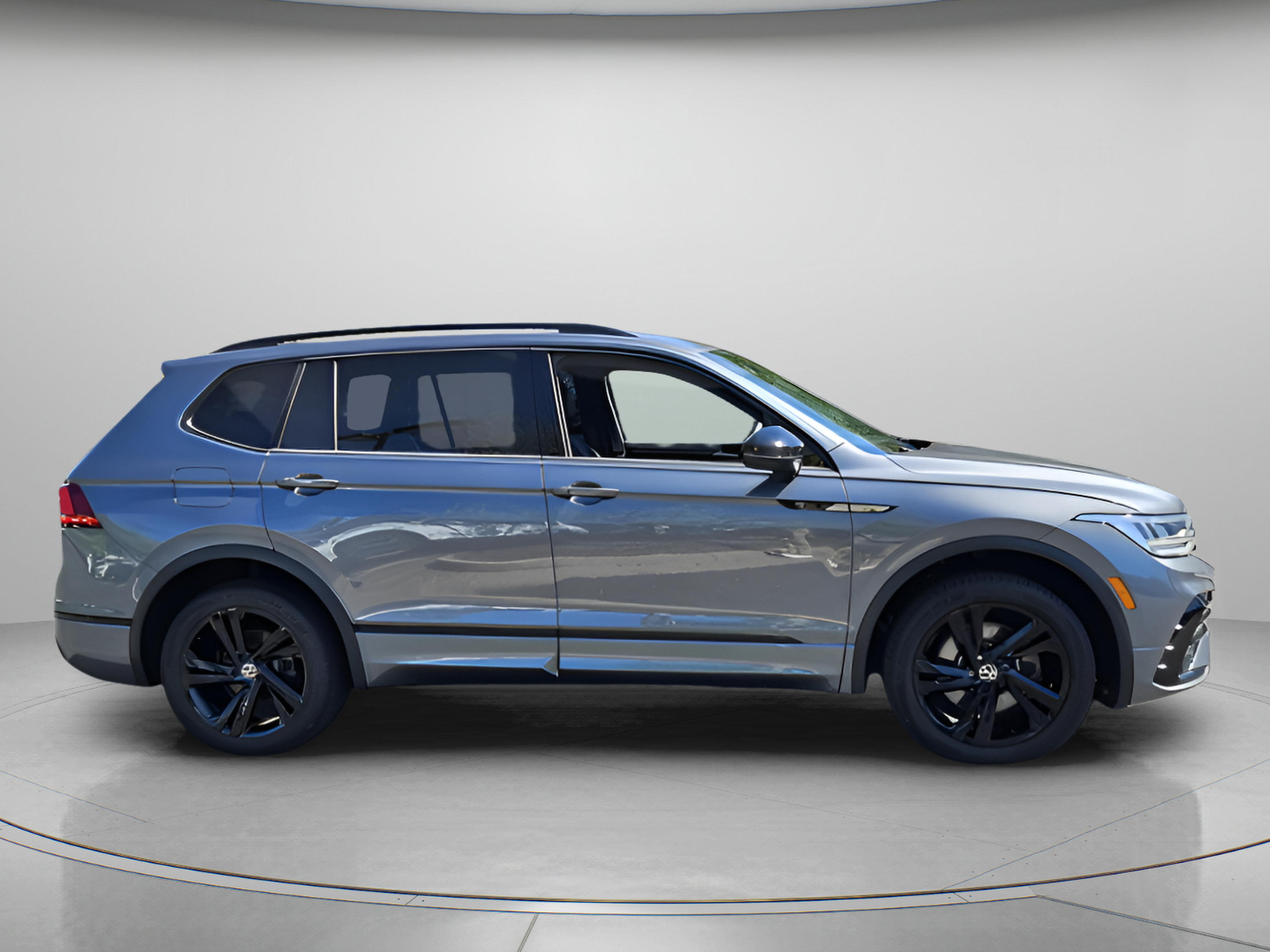 Used 2023 Volkswagen Tiguan SE R-Line FWD image 6