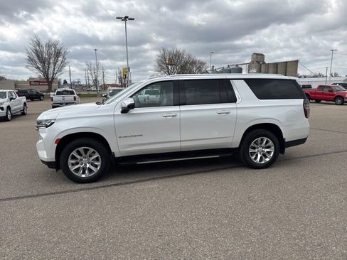 Used 2024 Chevrolet Suburban Premier w/ Premium Package AWD/4WD image 3