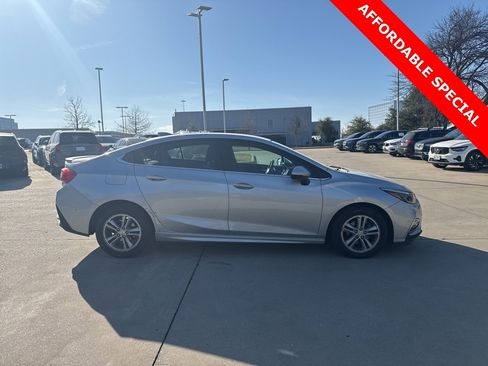 Used 2017 Chevrolet Cruze LT w/ Convenience Package image 4