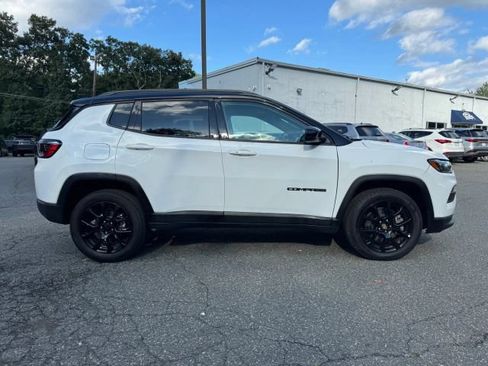 Used 2024 Jeep Compass Latitude w/ Convenience Group AWD/4WD image 6