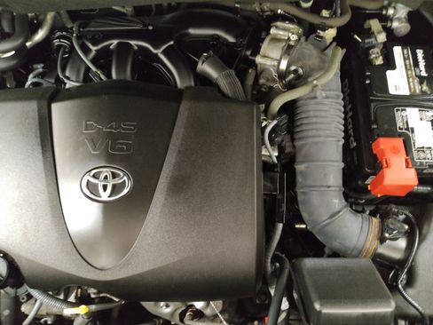 Used 2021 Toyota Highlander XLE AWD/4WD image 30