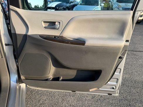 Used 2018 Toyota Sienna XLE FWD image 20