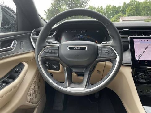 Used 2025 Jeep Grand Cherokee Limited w/ Black Appearance Package AWD/4WD image 15