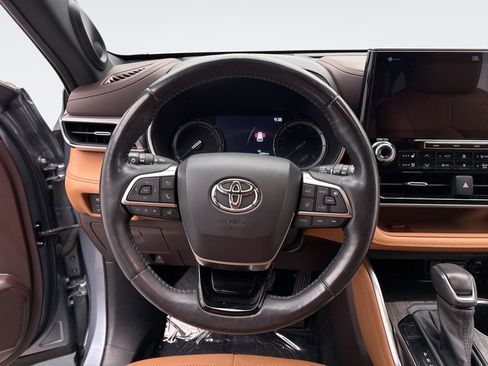 Used 2021 Toyota Highlander Platinum AWD/4WD image 12