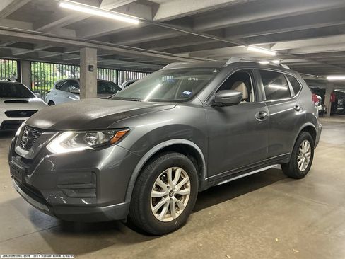 Used 2017 Nissan Rogue SV FWD image 3