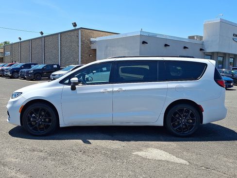 Certified 2023 Chrysler Pacifica Touring-L w/ Uconnect Theater Family Group AWD/4WD image 4