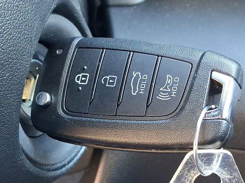 Used 2025 Hyundai Elantra SE image 23