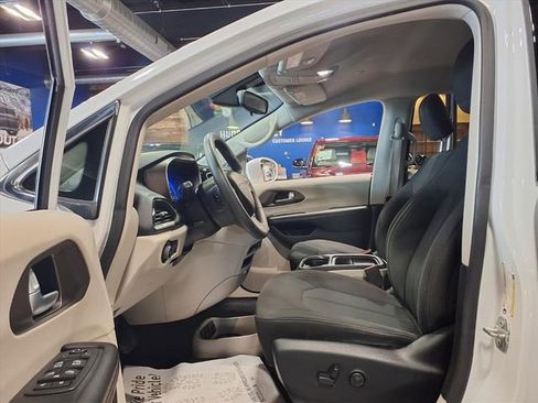 Used 2018 Chrysler Pacifica Touring Plus w/ Tire & Wheel Group image 14