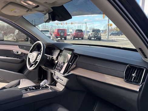 Certified 2025 Volvo XC90 B6 Plus image 32