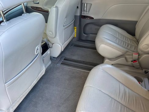 Used 2012 Toyota Sienna XLE FWD image 12