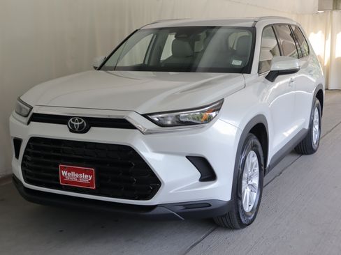 Used 2024 Toyota Grand Highlander AWD image 24