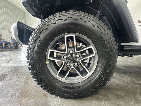 Used 2025 Jeep Gladiator Mojave image 16