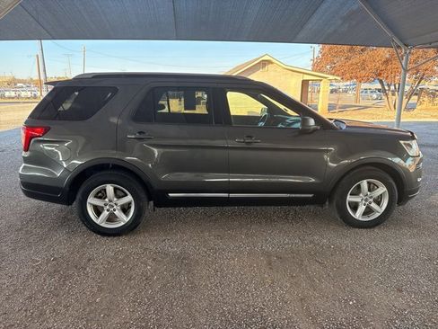 Used 2018 Ford Explorer XLT image 9