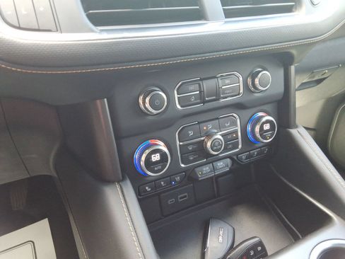 Used 2023 GMC Yukon AT4 w/ AT4 Premium Package AWD/4WD image 17