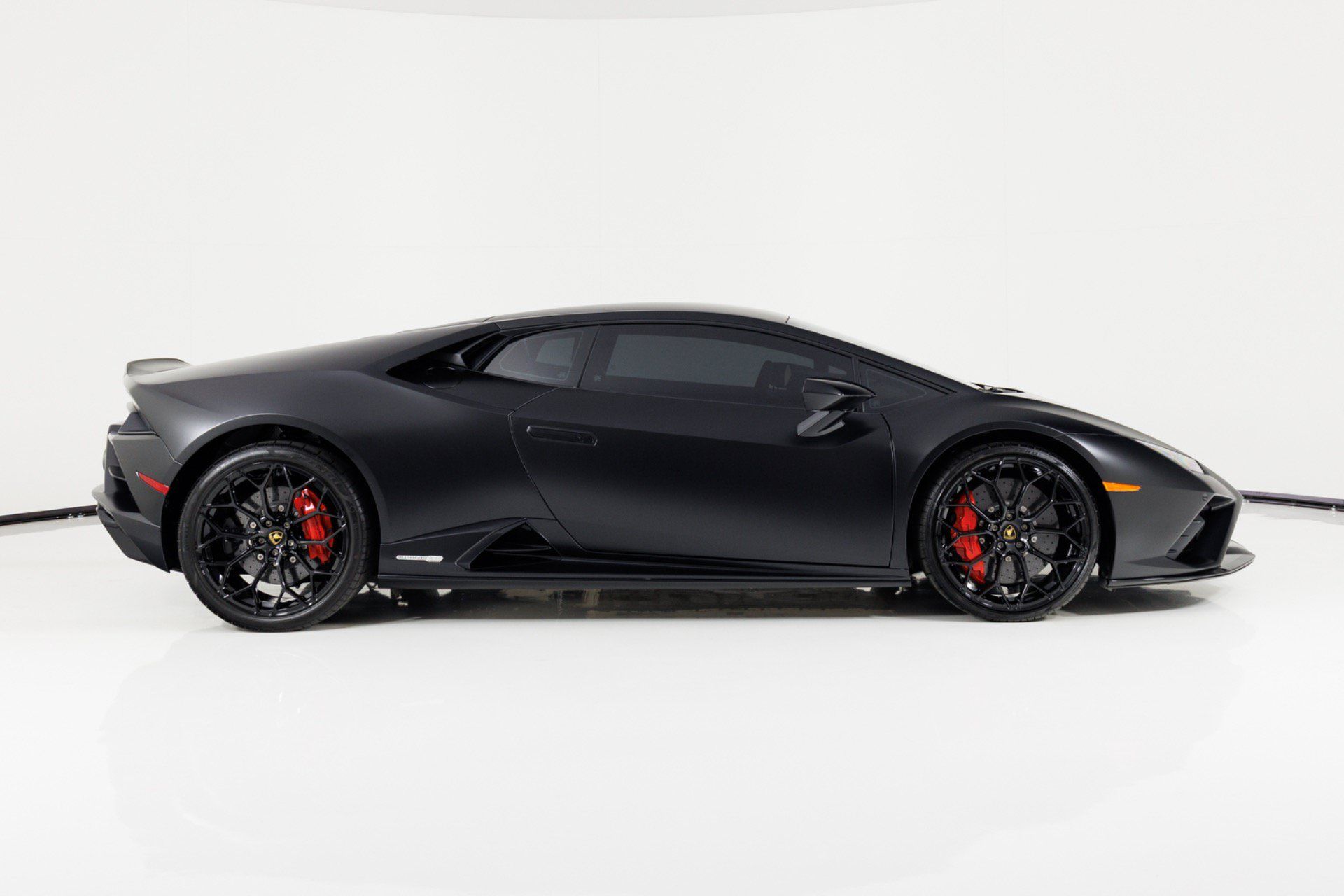 Used 2023 Lamborghini Huracan EVO RWD image 2
