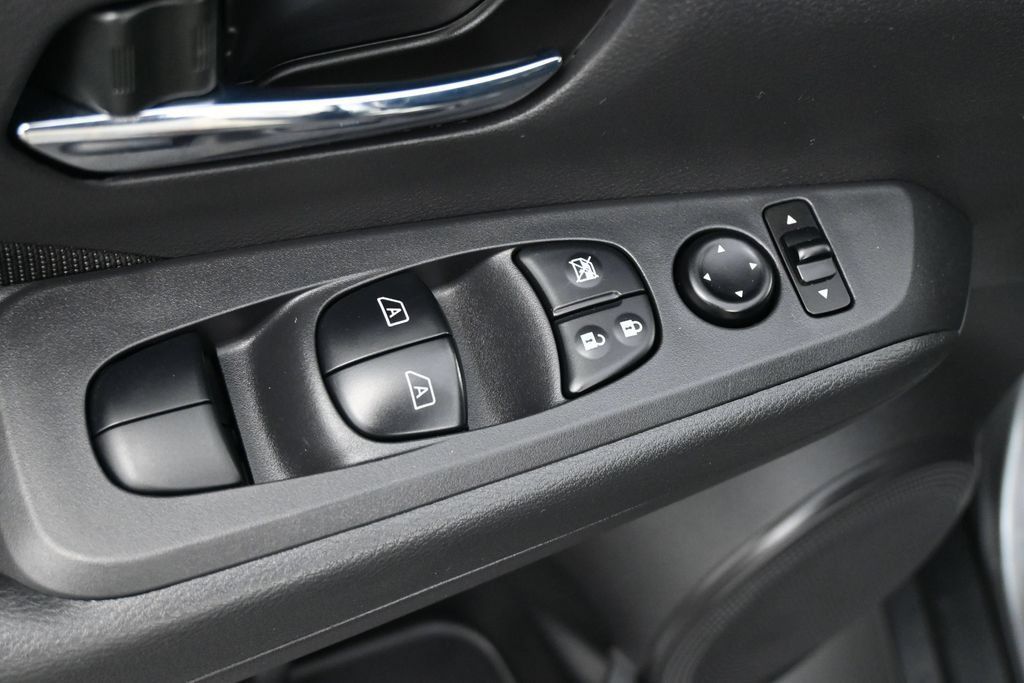 Used 2023 Nissan Kicks SV FWD image 4