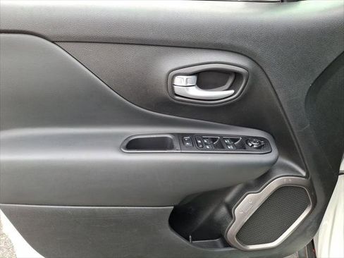 Used 2023 Jeep Renegade Latitude image 10