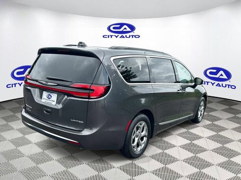 Used 2023 Chrysler Pacifica Limited FWD image 4