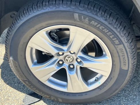 Used 2022 Toyota RAV4 LE AWD/4WD image 17