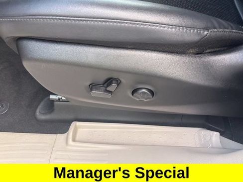 Used 2024 Chrysler Pacifica Touring-L FWD image 12