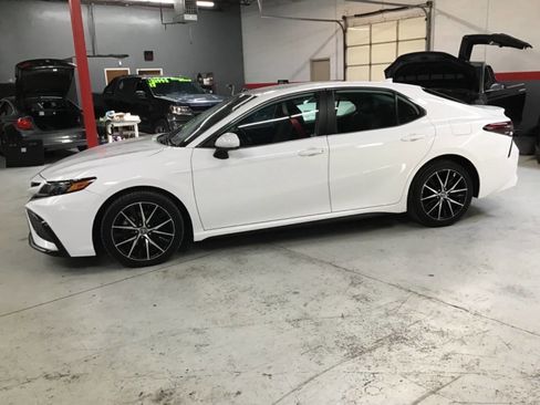 Used 2021 Toyota Camry SE FWD image 8