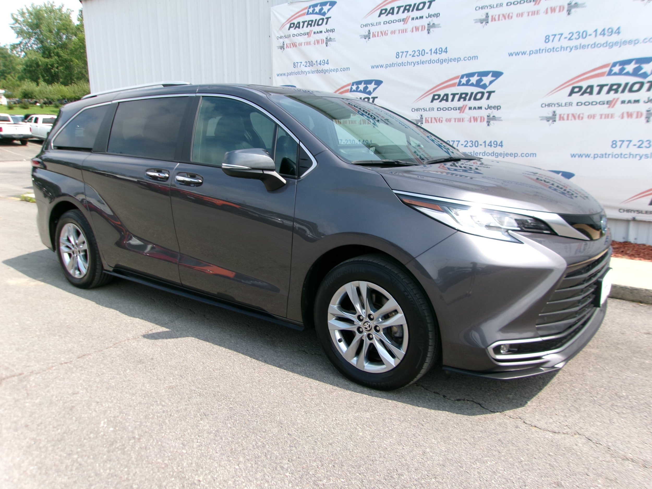 Used 2025 Toyota Sienna Limited AWD/4WD image 2