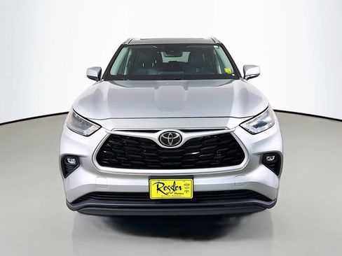 Used 2022 Toyota Highlander XLE AWD/4WD image 2