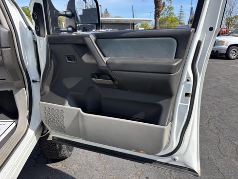 Used 2004 Nissan Titan SE image 11