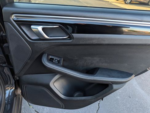 Used 2017 Porsche Macan image 25