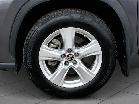 Used 2024 Toyota Highlander LE image 11