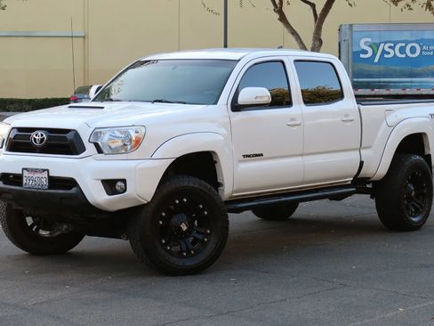 Used 2014 Toyota Tacoma Pickup 4D 6 ft image 2