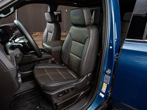 Used 2025 Chevrolet Suburban High Country image 30