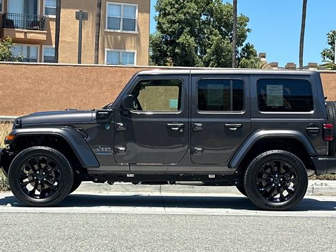 Used 2025 Jeep Wrangler Unlimited Sahara w/ Safety Group AWD/4WD image 7