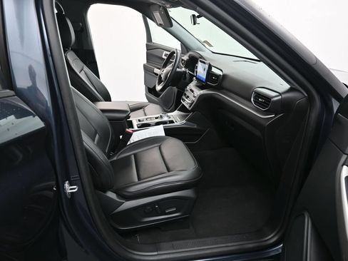 Used 2023 Ford Explorer XLT w/ Equipment Group 202A AWD/4WD image 19