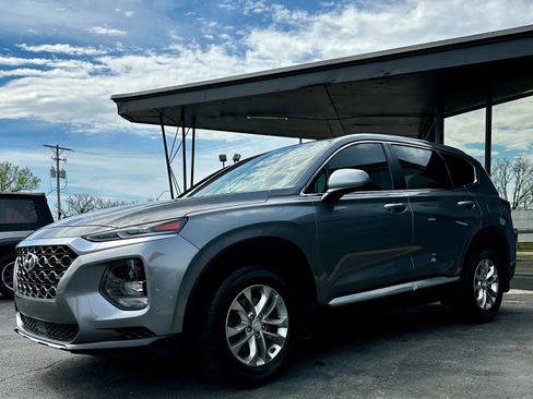 Used 2019 Hyundai Santa Fe SE image 3