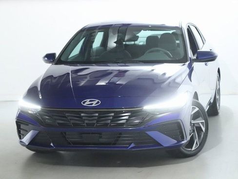 Certified 2024 Hyundai Elantra SEL w/ Convenience Package image 3