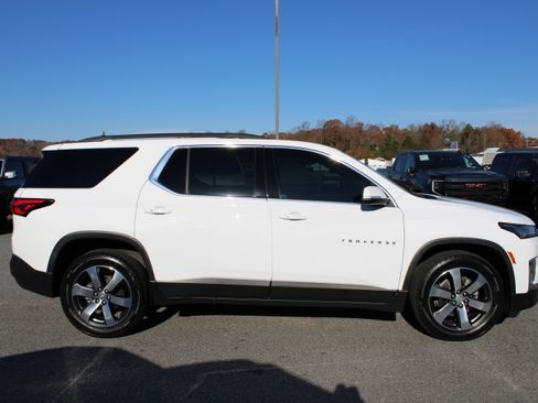 Used 2022 Chevrolet Traverse LT w/ LT Premium Package image 5