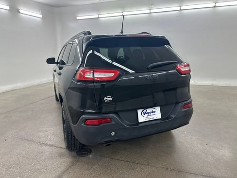 Used 2017 Jeep Cherokee Sport w/ Cold Weather Group AWD/4WD image 10