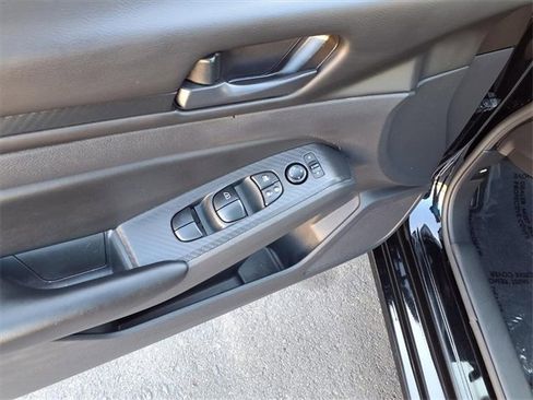 Used 2024 Nissan Altima 2.5 S image 12