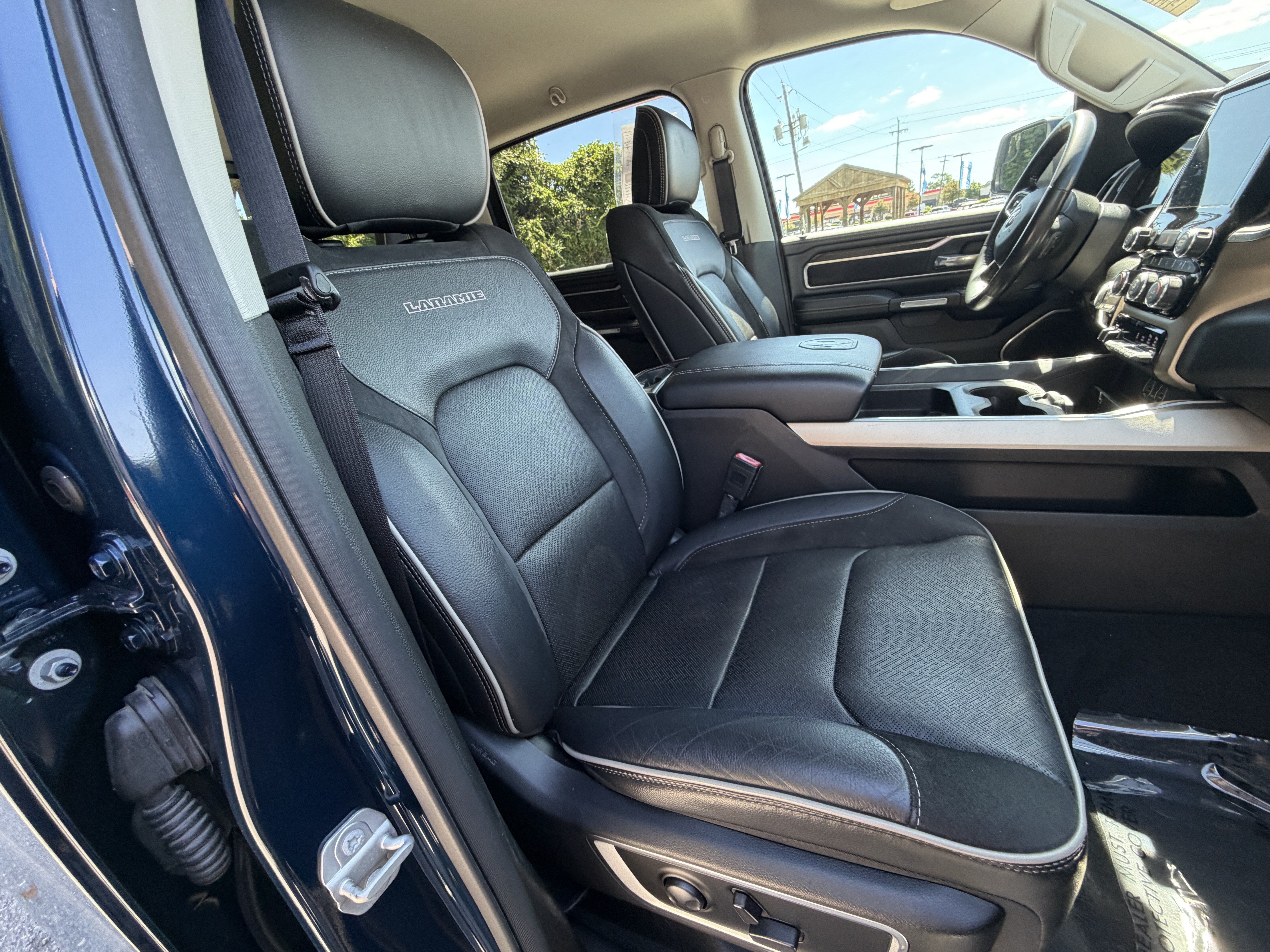 Used 2022 RAM 1500 Laramie AWD/4WD image 19