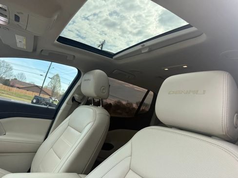 Used 2021 GMC Acadia Denali w/ Denali Technology Package FWD image 11
