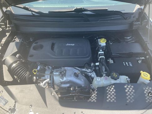 Used 2019 Jeep Cherokee Latitude Plus w/ Cold Weather Group AWD/4WD image 15