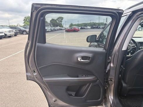 Used 2018 Jeep Compass Latitude w/ Cold Weather Group FWD image 16